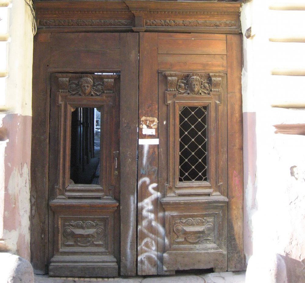 Старовинні унікальні двері у Чернівцях відновлено за кошти підприємця